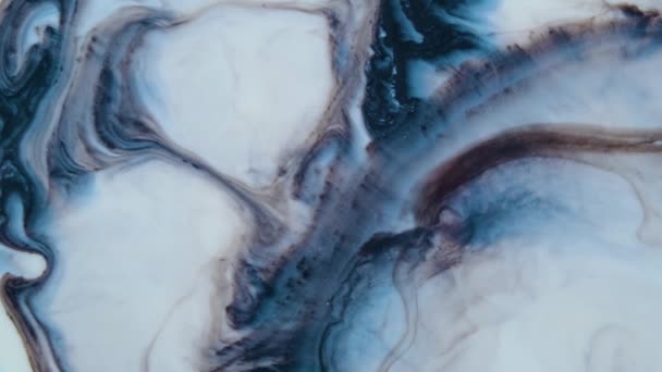 蓝色丙烯酸涂料与牛奶混合, 抽象五颜六色的墨水 — 图库视频影像