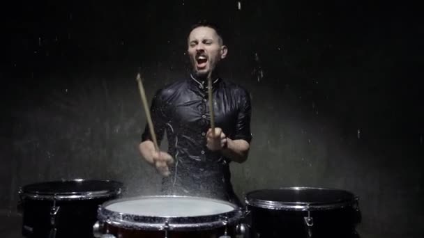 Емоційний барабанщик грає у водяній студії. 240fps повільний рух — стокове відео