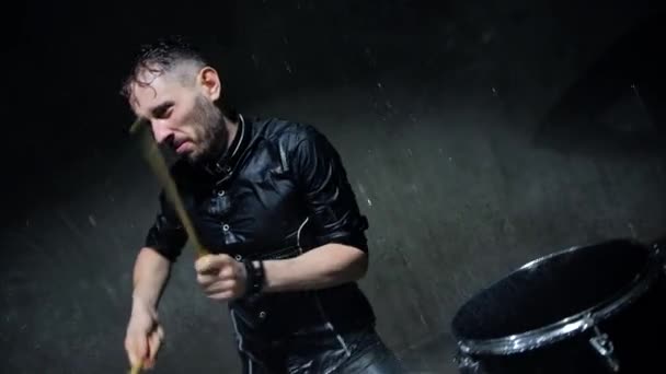 Baterista tocando bateria com água em um estúdio escuro — Vídeo de Stock
