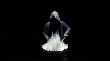 kukuletalı adam davul un ile yener