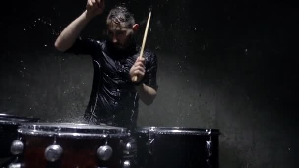 Séance photo fou batteur sous la pluie — Video