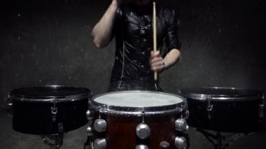 davulcu yağmurda yakın yavaş hareket yukarı