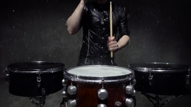 Baterista na chuva fechar em câmera lenta — Vídeo de Stock