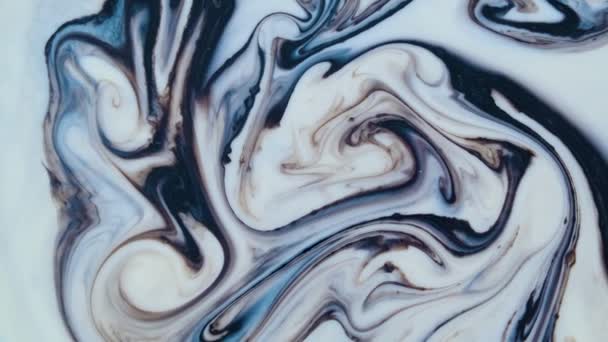 Pintura acrílica azul mezclada con leche, tinta colorida abstracta — Vídeo de stock