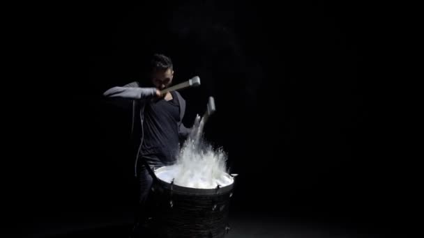 Portrait d'un batteur de profil sur fond noir — Video