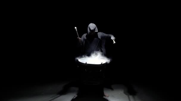 Емоційний барабанщик на чорному фоні — стокове відео