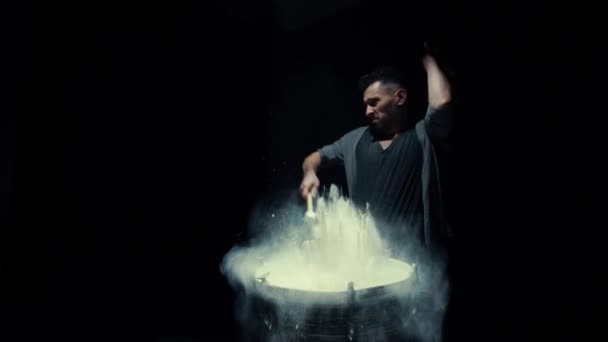 Retrato de un baterista de perfil sobre un fondo negro — Vídeo de stock