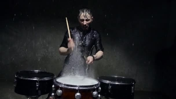 Foto atirar baterista louco na chuva — Vídeo de Stock