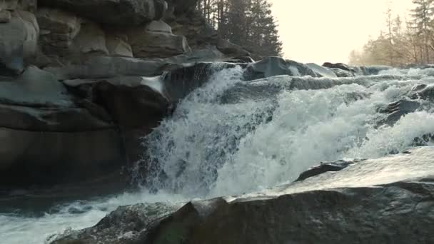 Rivière de montagne enragée. Wildness of clean, clear water in the mountain river. Mouvement lent 