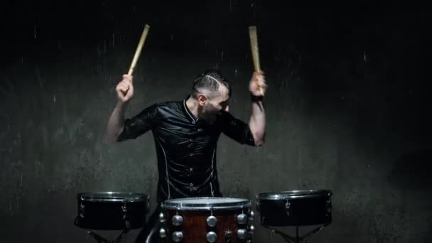 O baterista no tambor paus de madeira e gotas de água voando em todas as direções . — Vídeo de Stock