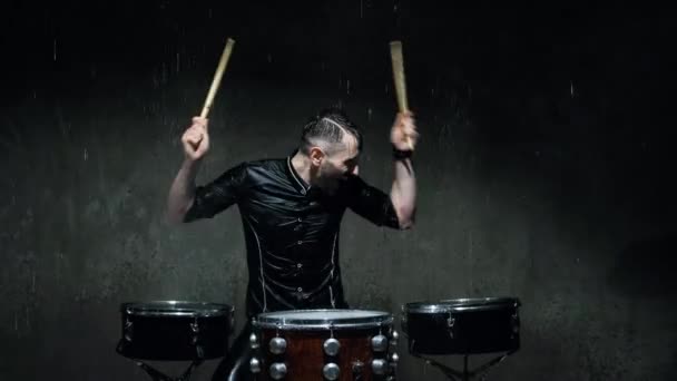 Le batteur sur le tambour bois bâtons et gouttes d'eau volant dans toutes les directions . — Video