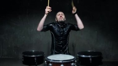 Davulcu davul ahşap sopa ve her yöne uçan su damlaları.