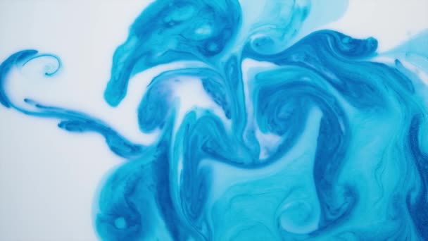 Süt, soyut renkli mürekkep ile karıştırılır mavi akrilik boya — Stok video