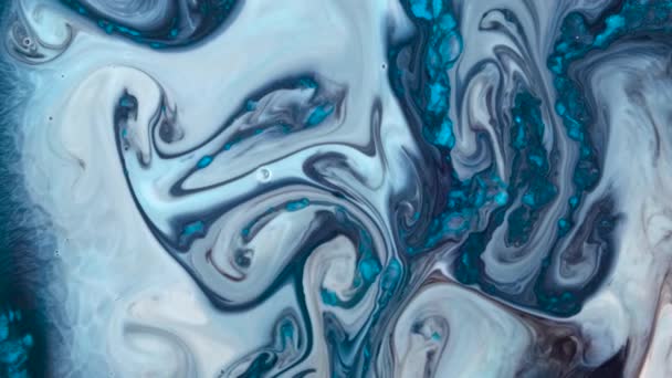 Голубая акриловая краска, смешанная с молоком, абстрактные красочные чернила — стоковое видео