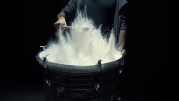 Zpomalený pohyb hra na prašné bubnu zblízka — Stock video