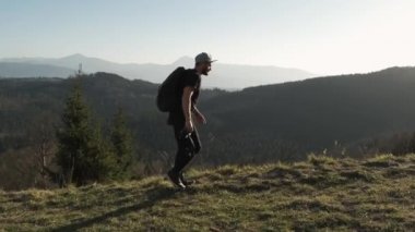 Hiking - uzun yürüyüşe çıkan kimse adam Trek sırt çantası yaşam sağlıklı aktif yaşam tarzı ile. Dağ doğada yürüyüş