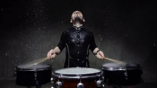 Baterista emocional toca no estúdio de água. 240fps câmera lenta — Vídeo de Stock