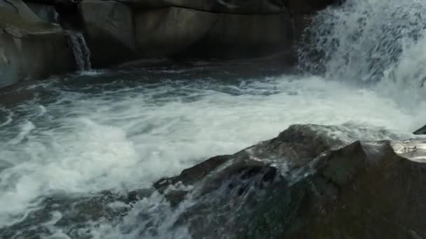 Raging Mountain River. Wildness of clean, clear water in the mountain river. Moción lenta — Vídeo de stock