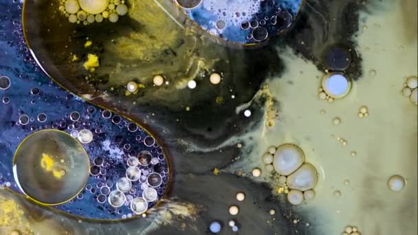 Fantastiques bulles de peinture abstraites se déplaçant au ralenti . — Video