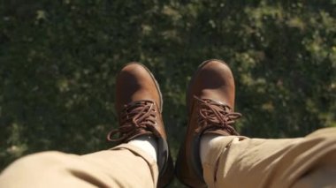 Uçan güzel orman ağaçları bitti. Hava kamera çekim ve çerçeve içinde mavi spor ayakkabıları ile insan bacaklar. Manzara panorama.