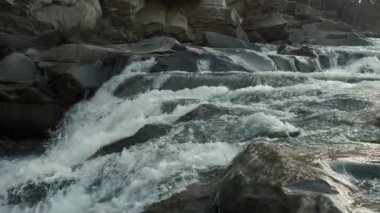 Azgın dağ nehir. Vahşilik temiz, temiz su dağ nehir. Ağır çekim