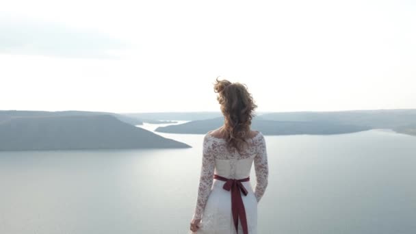 Fille magique et mystique regardant vers la côte d'une falaise — Video