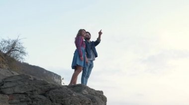 Seyir için yeni hedef genç turist yerel harita üzerinde Antik Sokak arka plan tarama. Açık havada.
