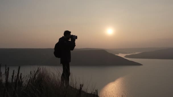 Fotograf krajiny na hoře — Stock video