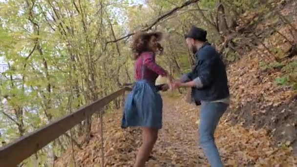 Feliz jovem casal se divertindo no parque de primavera . — Vídeo de Stock