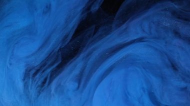 Evren mavi renk boya su dökme. Akrilik renkler ve mürekkep su. Soyut çerçeve arka plan. Renkler ve mürekkep su