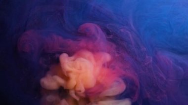 Psychedelic arka plan. Sarı mürekkep yavaş mavi ve siyah sıvı içine dökülür