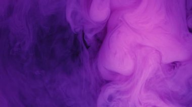 Pembe mürekkep su siyah arka plan üzerine düştü