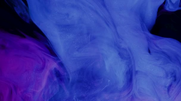 Barva modrá barva vesmíru nalévání vody. Akrylové barvy a inkoust ve vodě. Abstraktní pozadí rámečku. Barvy a inkousty ve vodě — Stock video