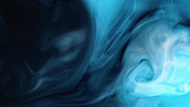 Universo Pintura de cor azul derramando na água. Cores acrílicas e tinta na água. Fundo do quadro abstrato. Cores e tinta na água — Vídeo de Stock