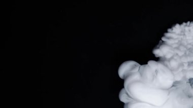 Siyah bir arka plan üzerine püskürtme beyaz boya bulut.