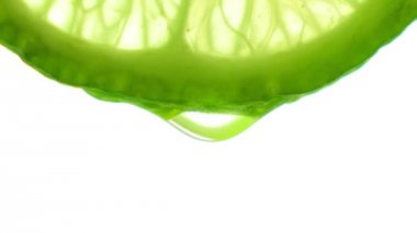 Taze dilim kireç, bir damla su düşer. Meyve tazelik ve meyve suyu dolgu verir. Taze meyve kavramı