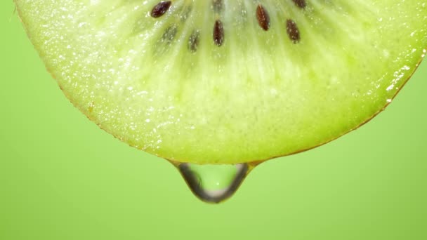 Gros Plan Macro Une Tranche Kiwi Une Goutte Eau Tombe — Video