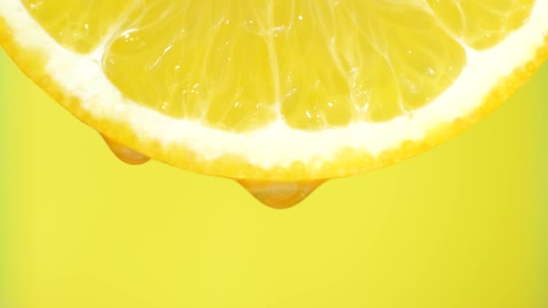 Portakal dilimi üzerine su bırakarak, diyet ve sağlıklı gıda için meyve. Sarı backgrond — Stok video