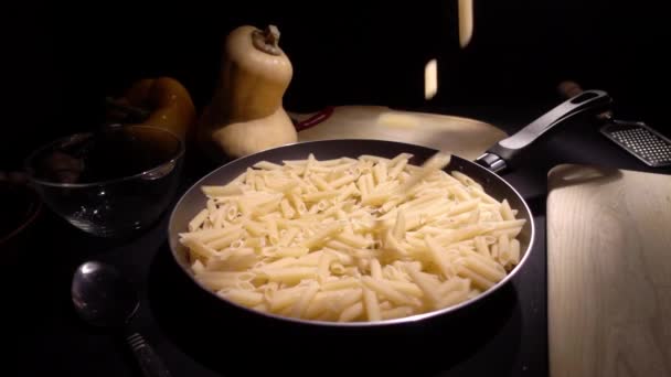 Sartén con pasta cruda Macarrones. Caída en cámara lenta — Vídeos de Stock