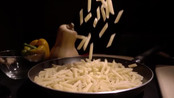 煎锅与生意大利面通心粉。慢动作坠落 — 图库视频影像
