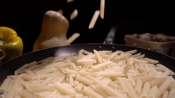 Koekenpan met Raw pasta Macaroni. Vallen in slow motion — Stockvideo