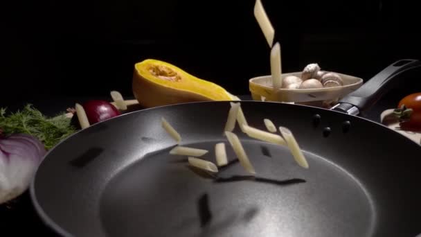 Pasta fliegt in Zeitlupe in der Luft auf schwarzem Hintergrund — Stockvideo