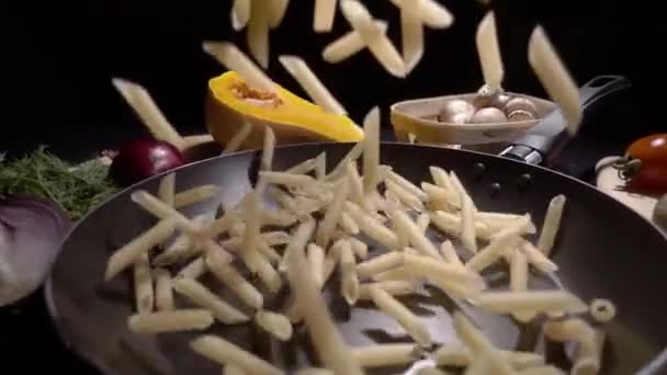 Těstoviny na černém pozadí ve zpomaleném záběru a letí ve vzduchu — Stock video