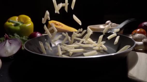 Sartén con pasta cruda Macarrones. Caída en cámara lenta — Vídeo de stock