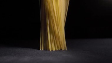 Soyut spagetti nokta ve çizgi ağır çekimde yakından üstten görünüm,