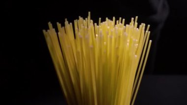 Soyut spagetti nokta ve çizgi ağır çekimde yakından üstten görünüm