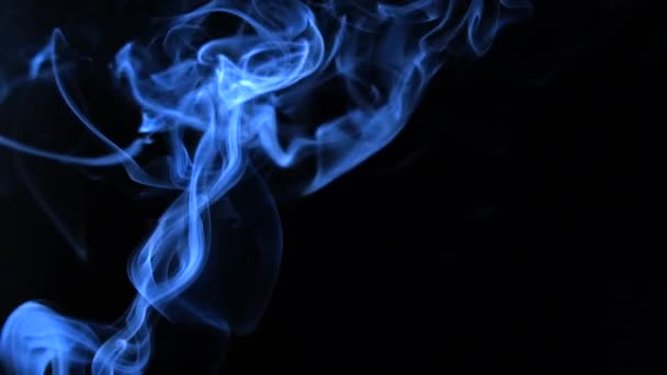 Humo blanco abstracto sobre fondo negro, fondo de humo, fondo de humo azul — Vídeo de stock