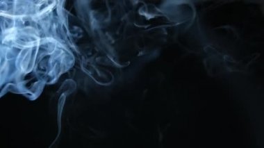 siyah arka plan üzerine gerçek duman