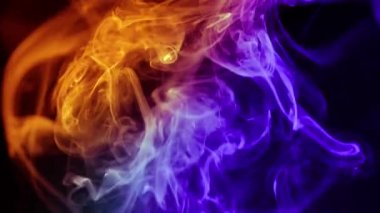 Duman siyah arka plan üzerine karışık renk,