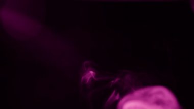 Siyah arkaplanda pembe duman